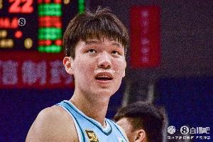 kaiyun-心态被打炸!杨瀚森全场陷入犯规困扰最终6犯离场 仅得2分