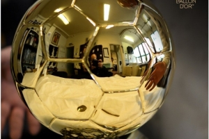 开云体育下载-谁将加冕？金球奖官方晒奖杯照片为典礼预热