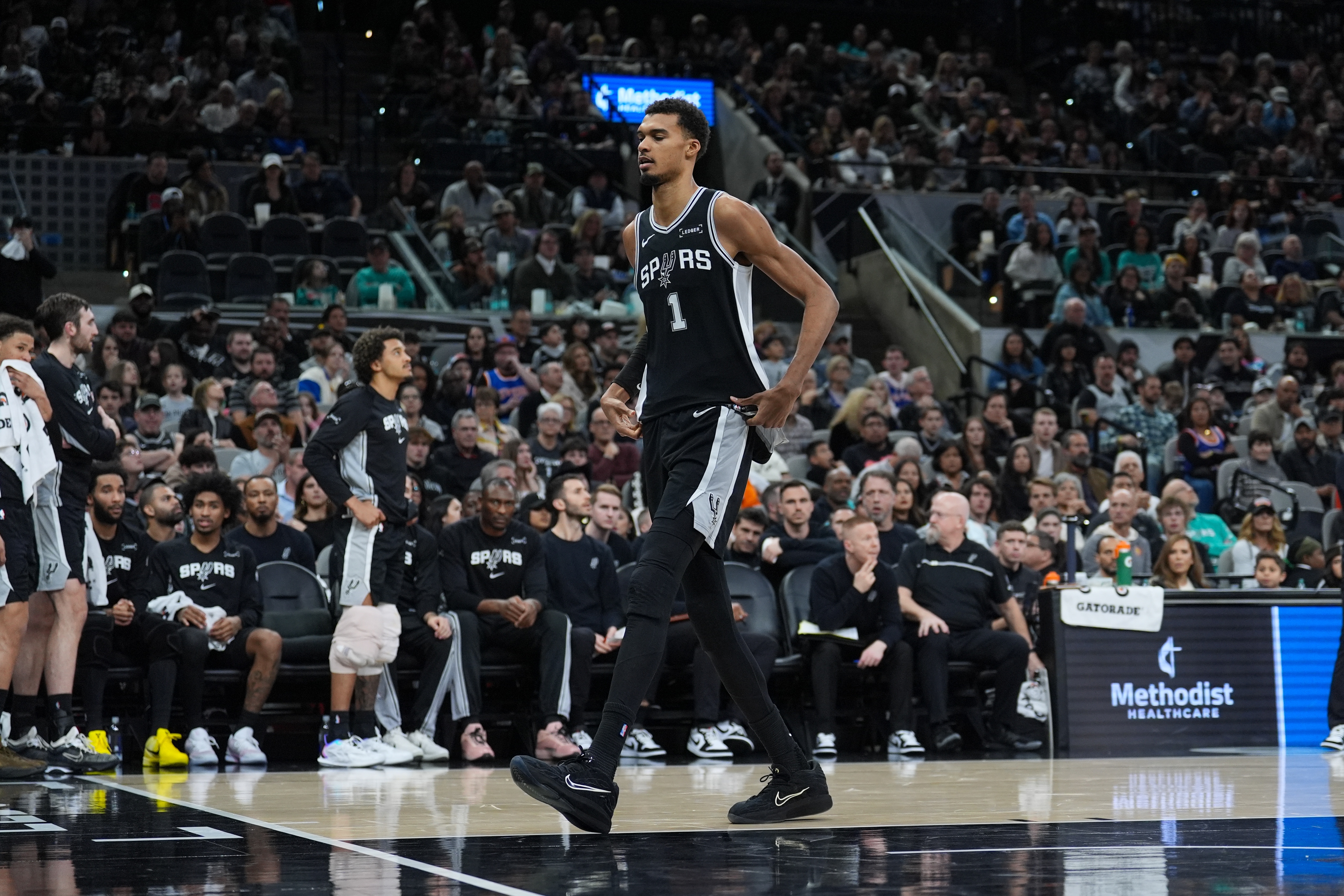 各种表演！文班背靠背打26分钟 15中7得到16分14板1助2断4帽