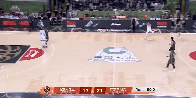 陈家政从后场三分线扔进超远三分，可惜超时进球无效