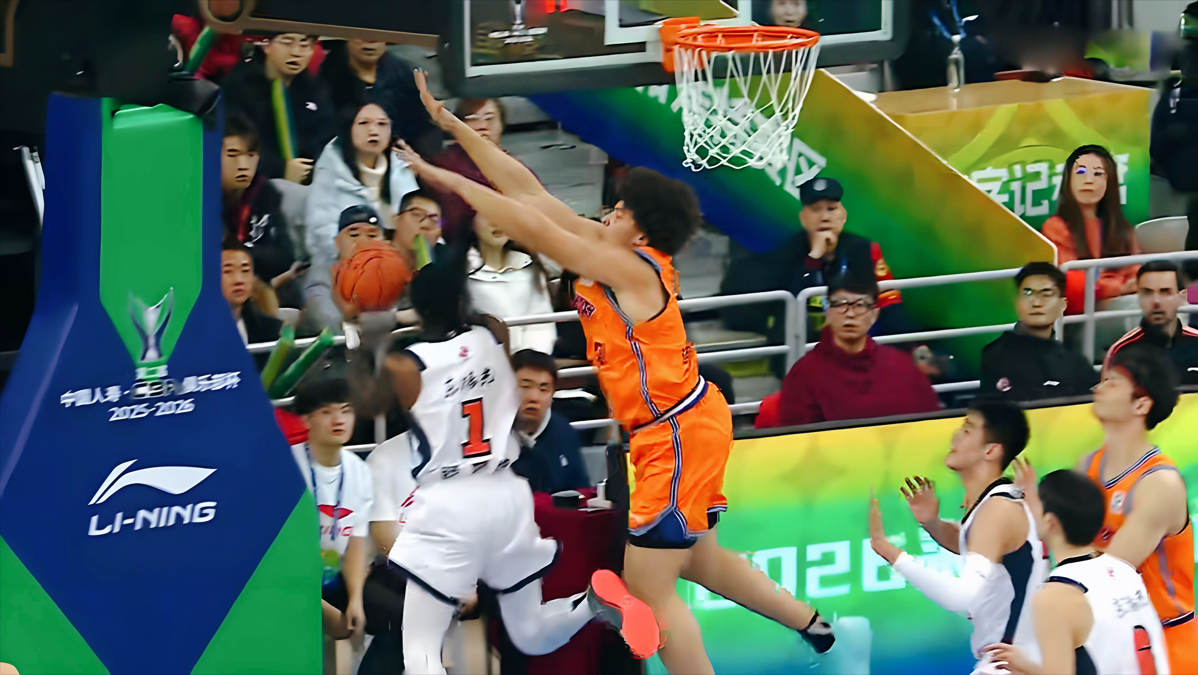 开云体育官网-3天2胜广东！CBA杯第2支4强，奎因37分14篮板，萨林杰惹怒球迷！