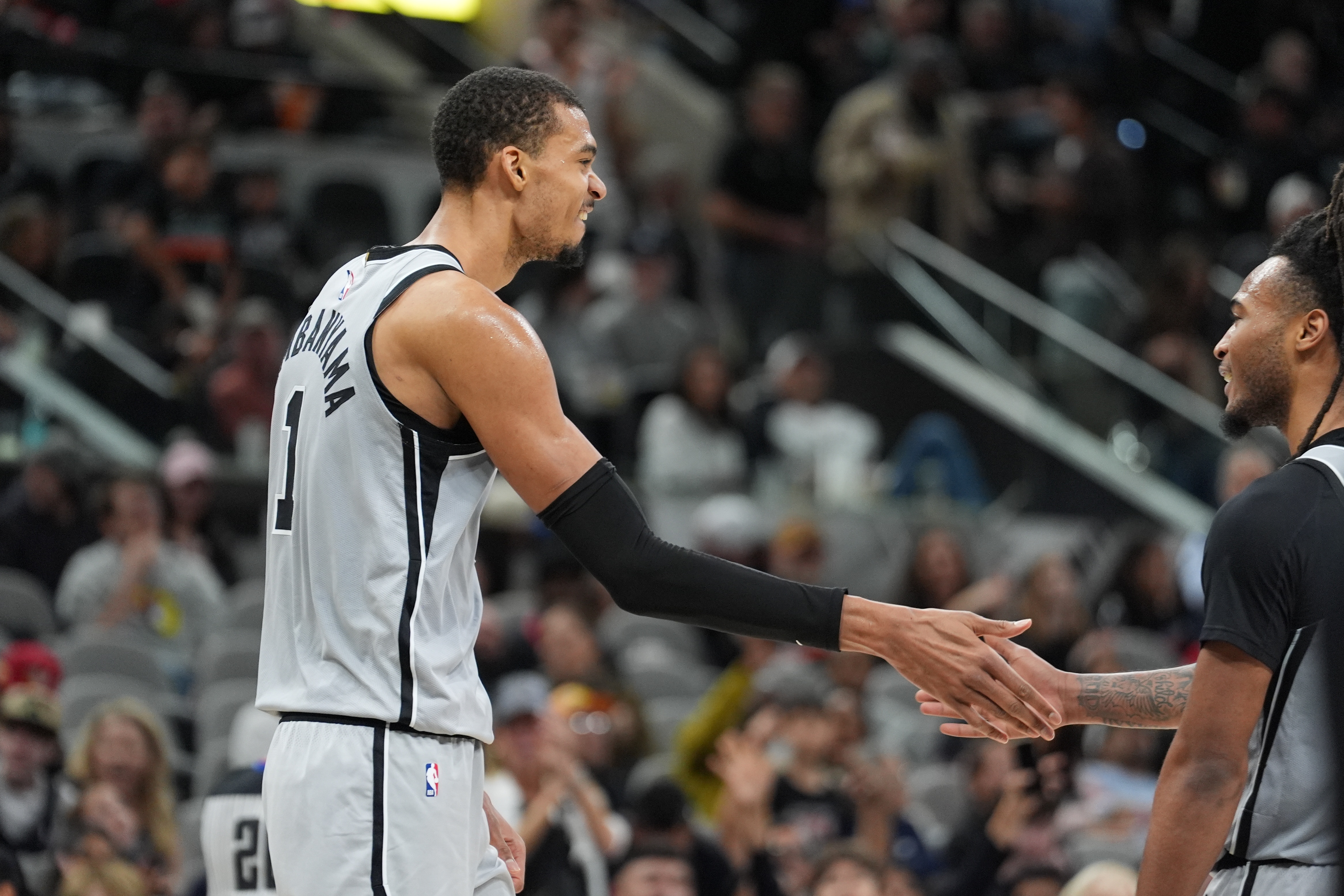 开云体育官网-米奇：文班移动&amp;防守站位都很好 他看起来状态很不错