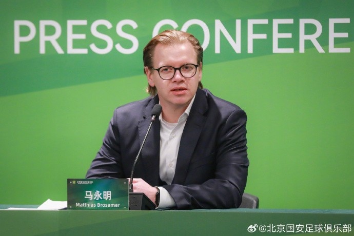 开云官网-俱乐部举行体育总经理马永明和主教练蒙哥马利的就职新闻发布会