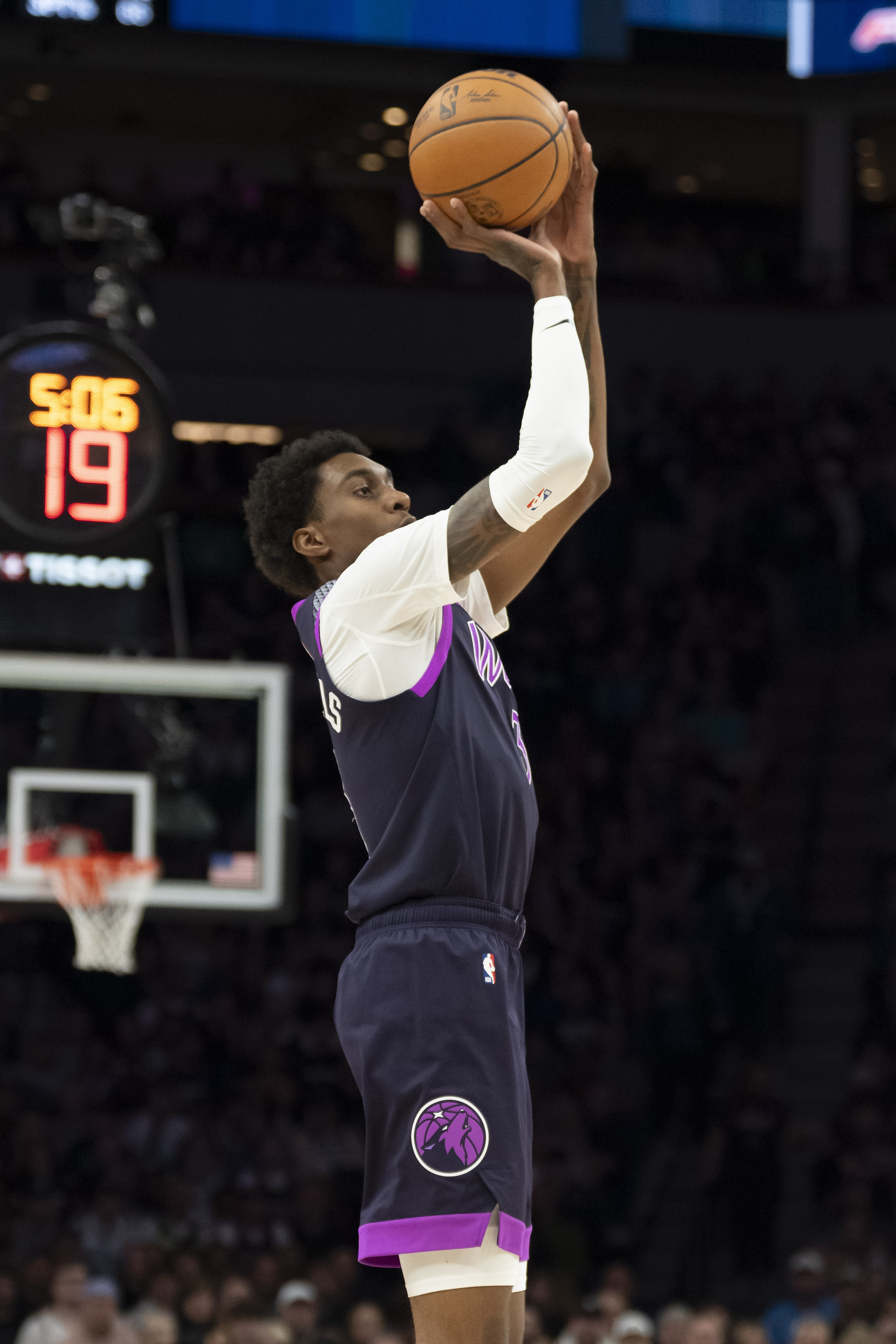 开云体育官网-今天相当准！麦克丹尼尔斯半场6中6得17分 三分4中4&amp;上演空接暴扣