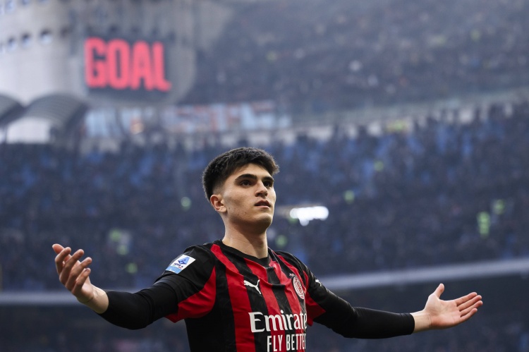 开云体育官网-巴尔泰萨吉对阵热那亚至少20次传中，上一位做到的米兰球员是小贝