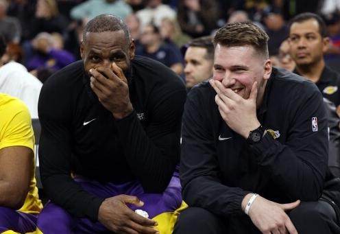 开云体育下载-有了新欢忘旧爱？詹姆斯：虽失浓眉 但得卢卡魔术师